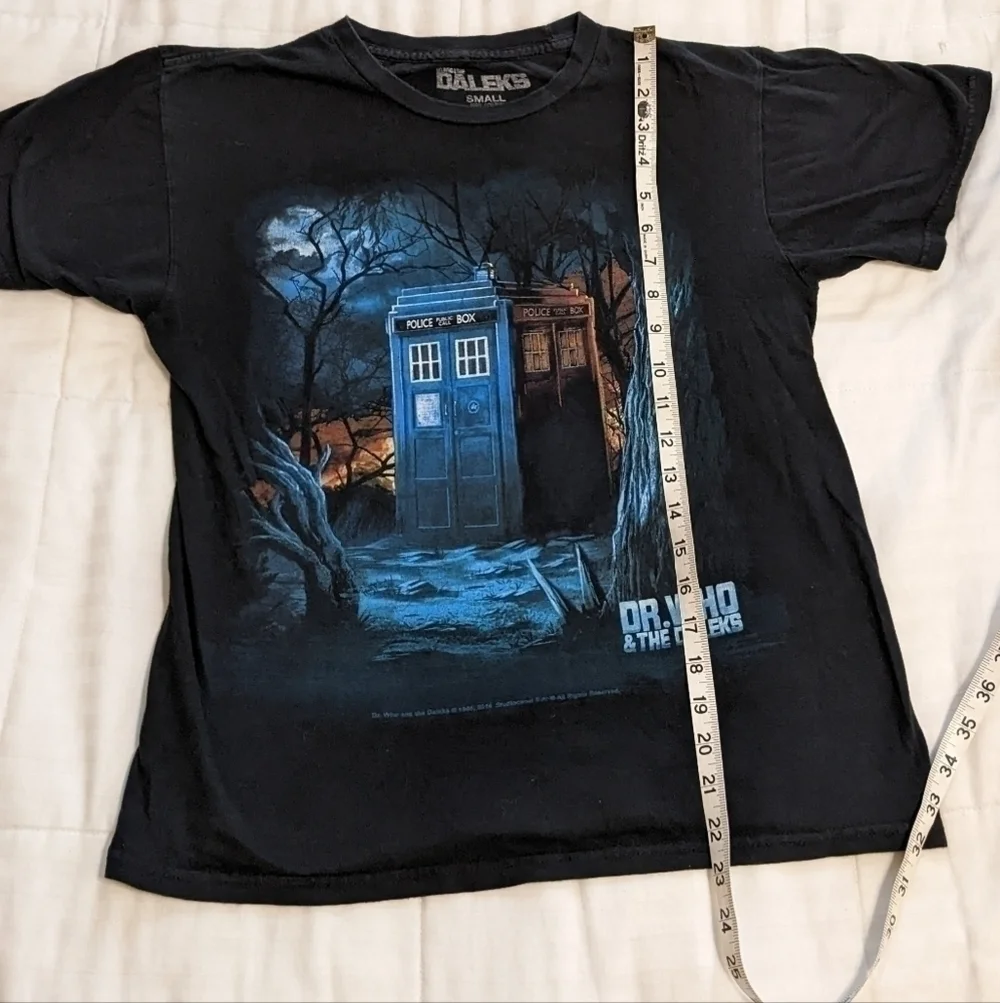 𝅺dr. Who & the Daleks graphic tee size small